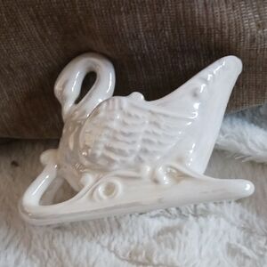 Oxford White Ceramic Swan Decor